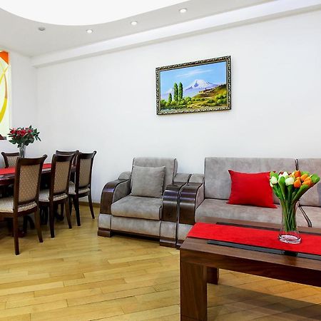 3 Bedroom Apartment Near Republic Square Erivan Dış mekan fotoğraf
