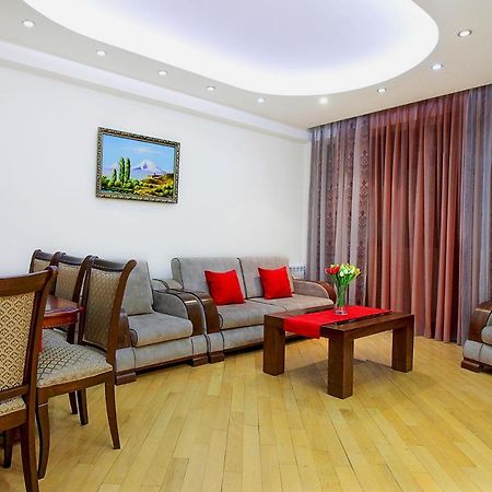 3 Bedroom Apartment Near Republic Square Erivan Dış mekan fotoğraf